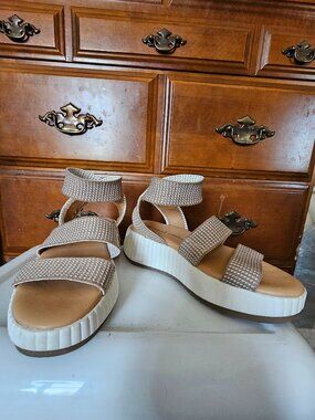 Strapped sandles